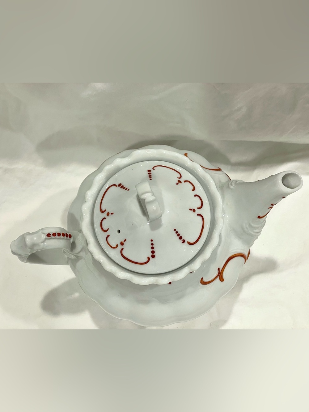 White Porcelain Teapot w Seashell Design | Japanese Kakiemon Style Scrollwork - Picture 9 of 15